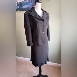 Like New Size 12 Women’s 2pc Suit Tahari